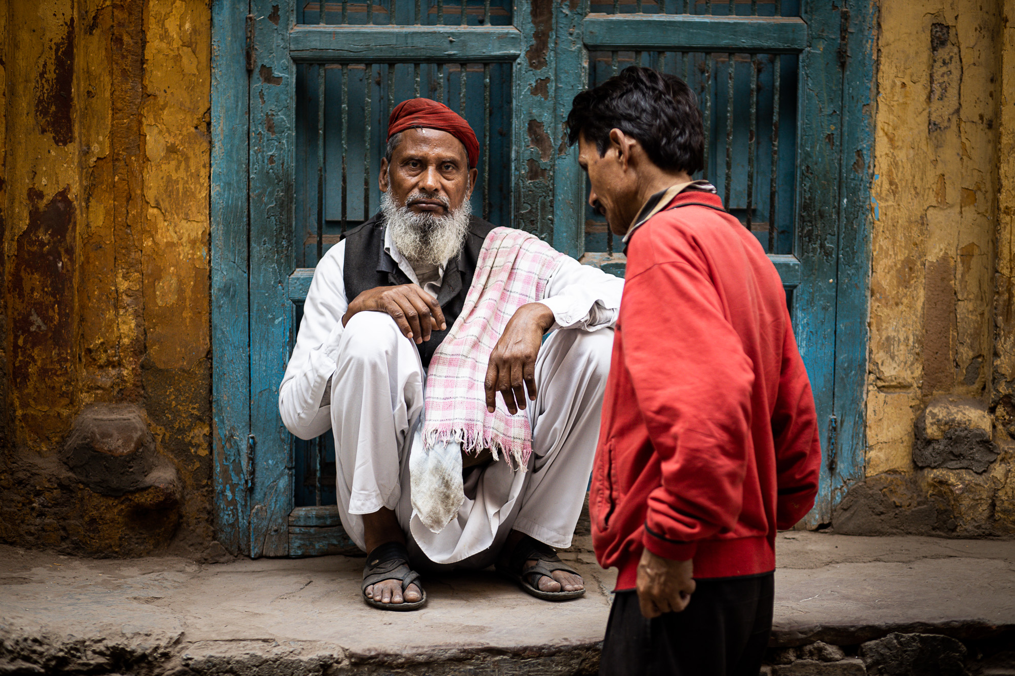 Un vieil homme converse avec un jeune homme dans Portraits en Inde.