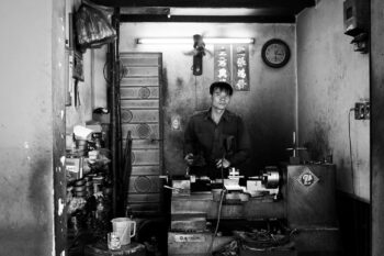 Uma foto vintage de um homem em uma loja.