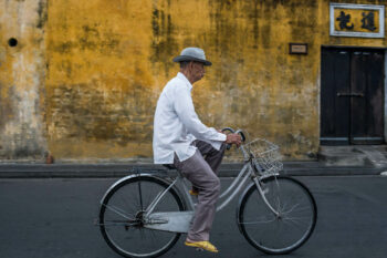 Un homme faisant du vélo au Vietnam.