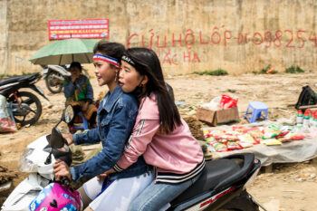 Zwei Mädchen auf einem Motorrad in Vietnam.