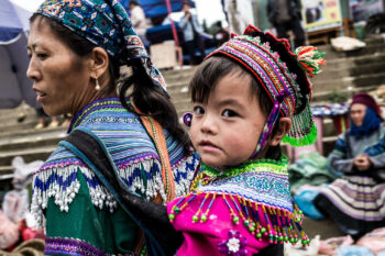 Uma mulher e uma criança vestidas com roupas tradicionais vietnamitas.