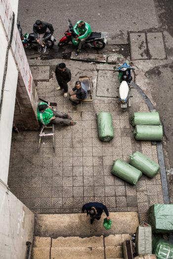 Um grupo de pessoas em uma calçada no Vietnã.