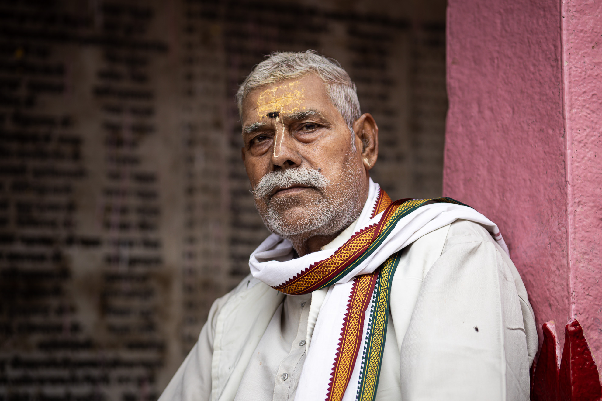 Un homme avec une chemise blanche.