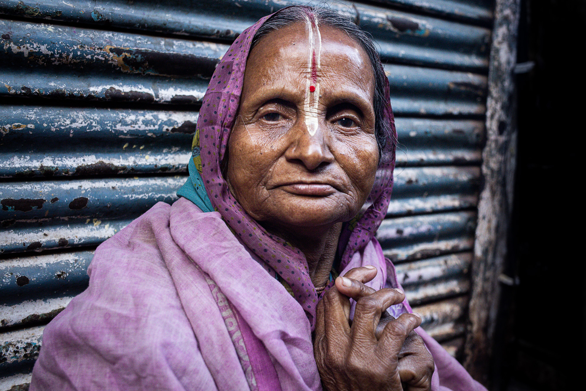 Une Indienne portant un sari rose.