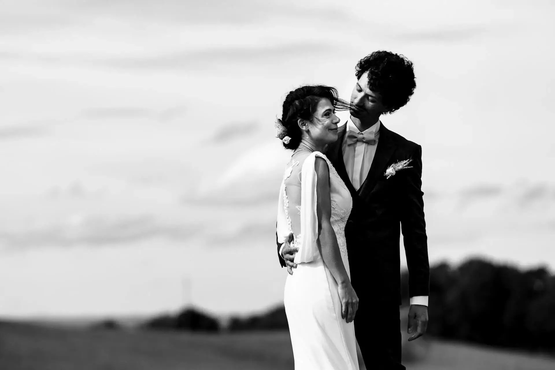 Une séance de couple au milieu de la campagne.