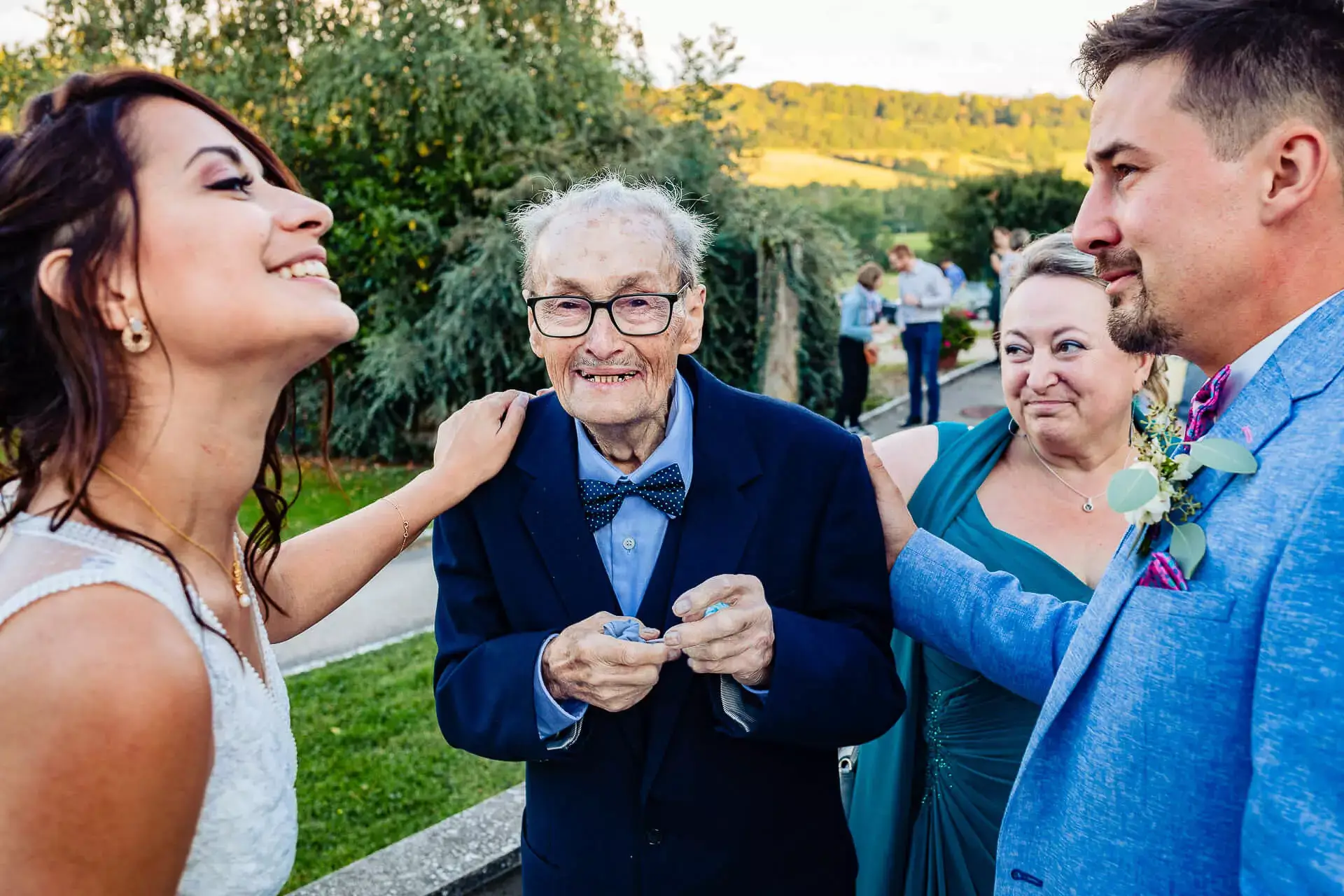 Le grand père du marié profitant de ce mariage.