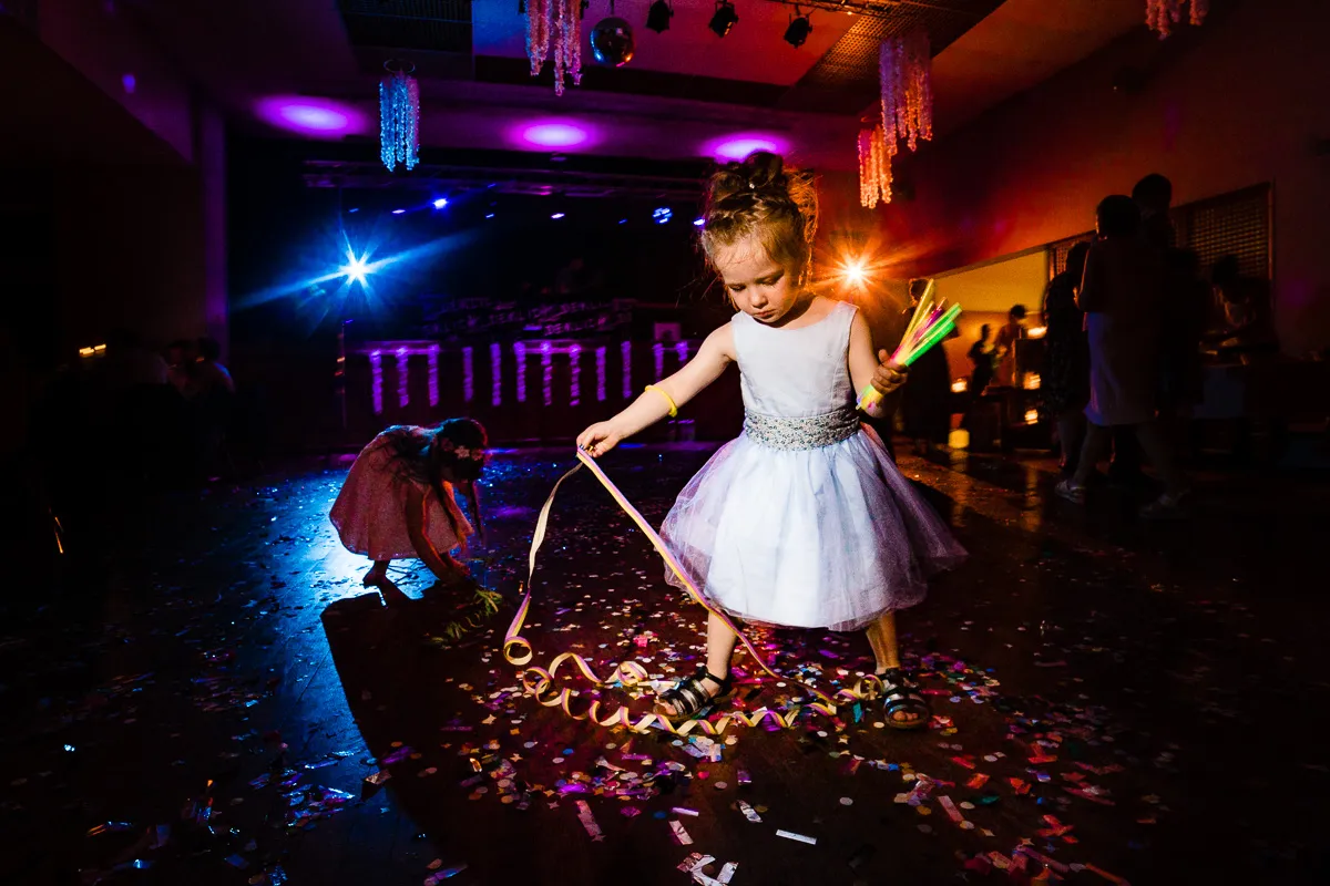 Une fillette joue sur une piste de danse de mariage vide.