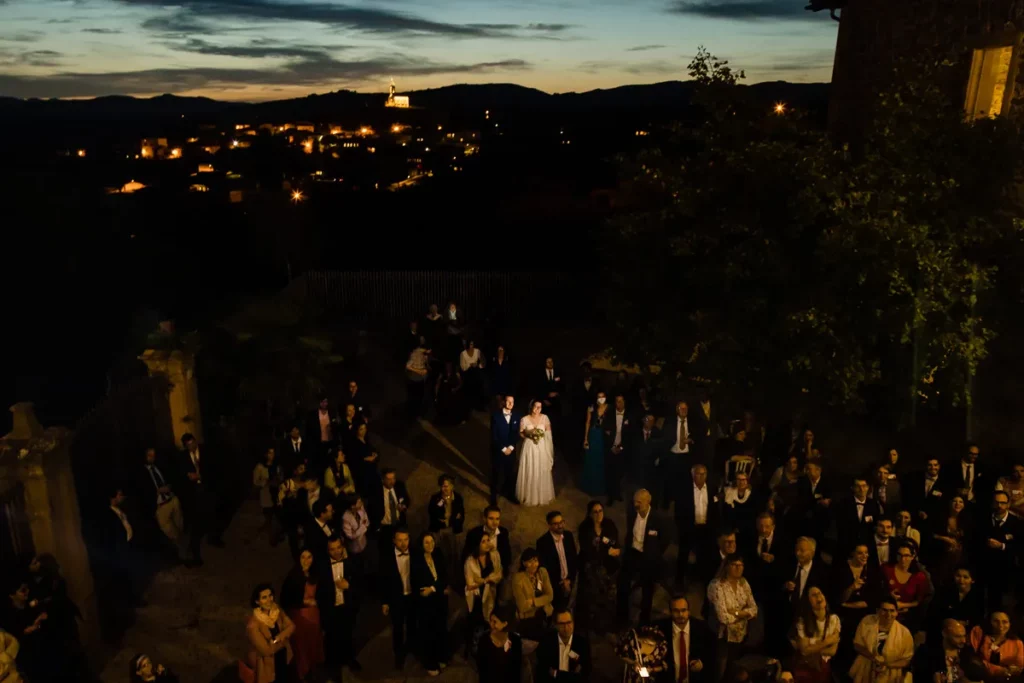 Photo des mariés au milieu de la scène pendant les discours prise par Oliver Saillard.