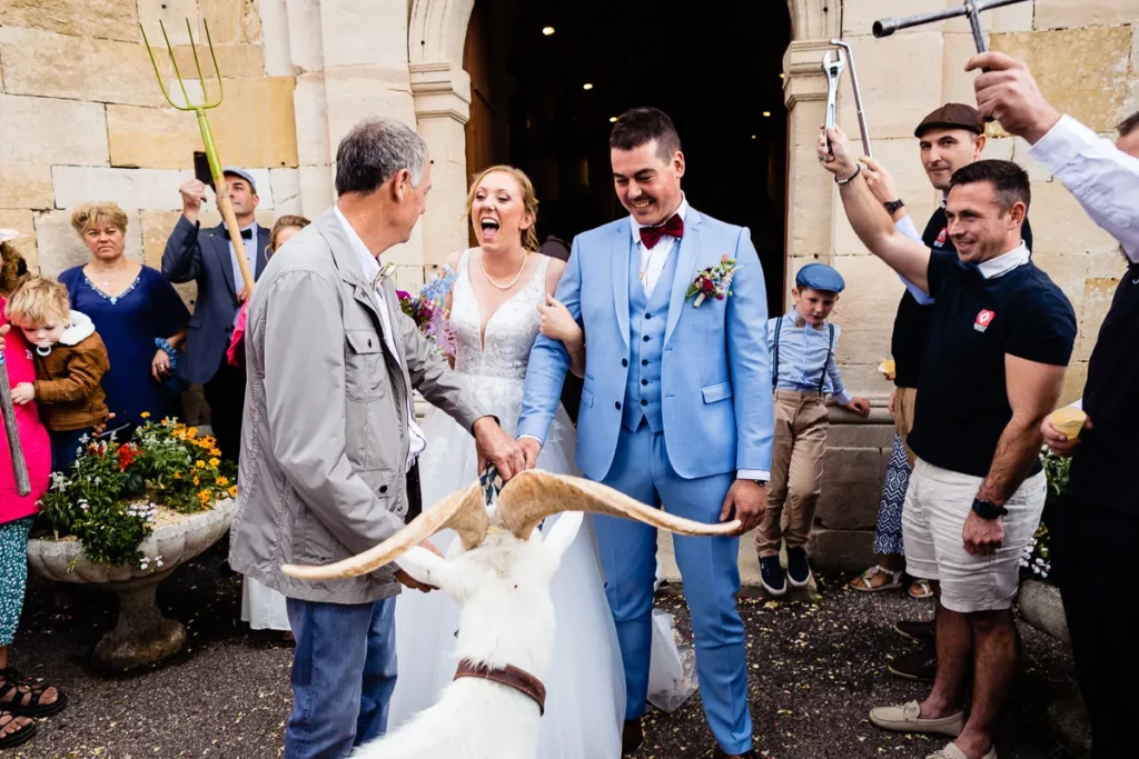 Un bouc attend les mariés à la sortie de l'église. 