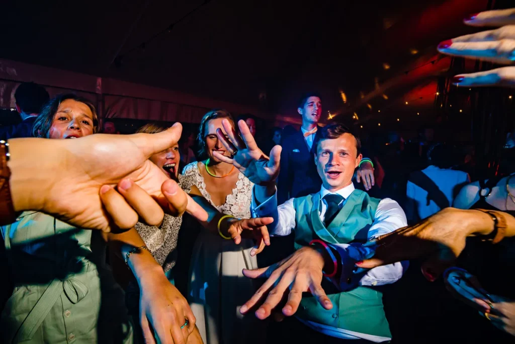 Marié dansant à la soirée de mariage.