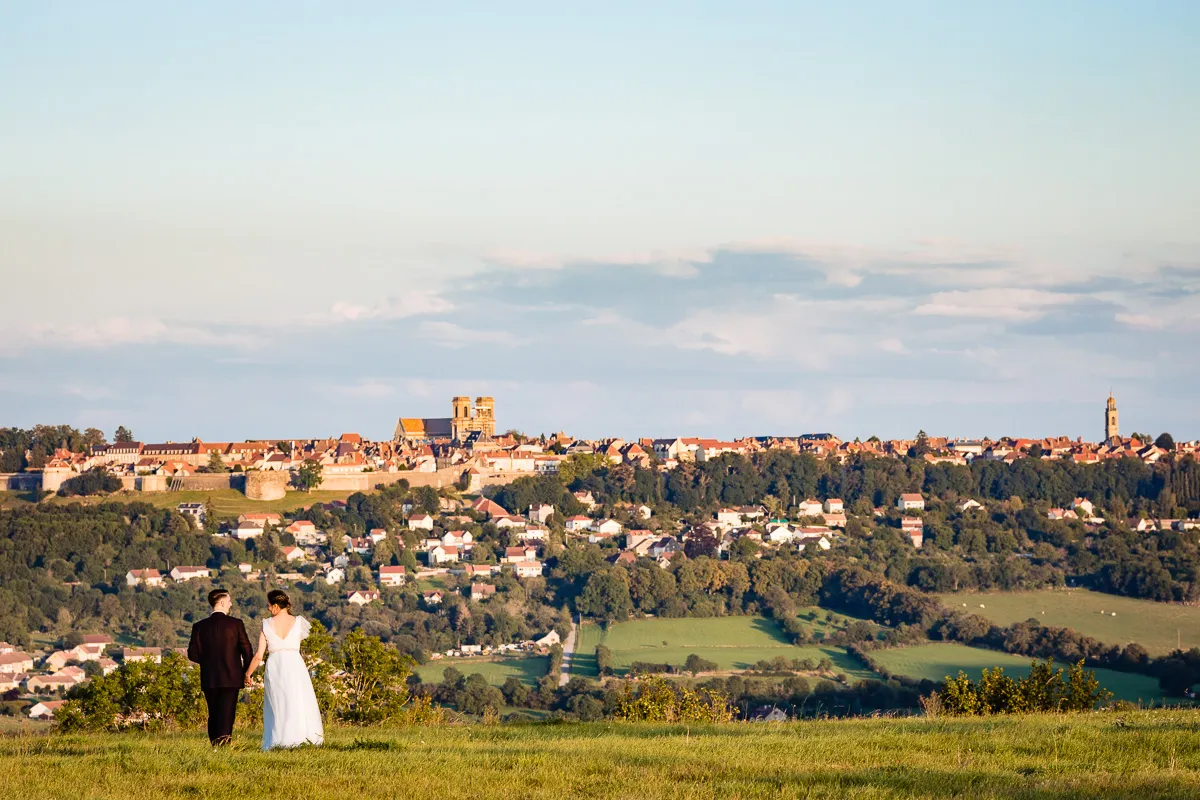 Paarfotos des Brautpaars vor der Aussicht auf Langres.