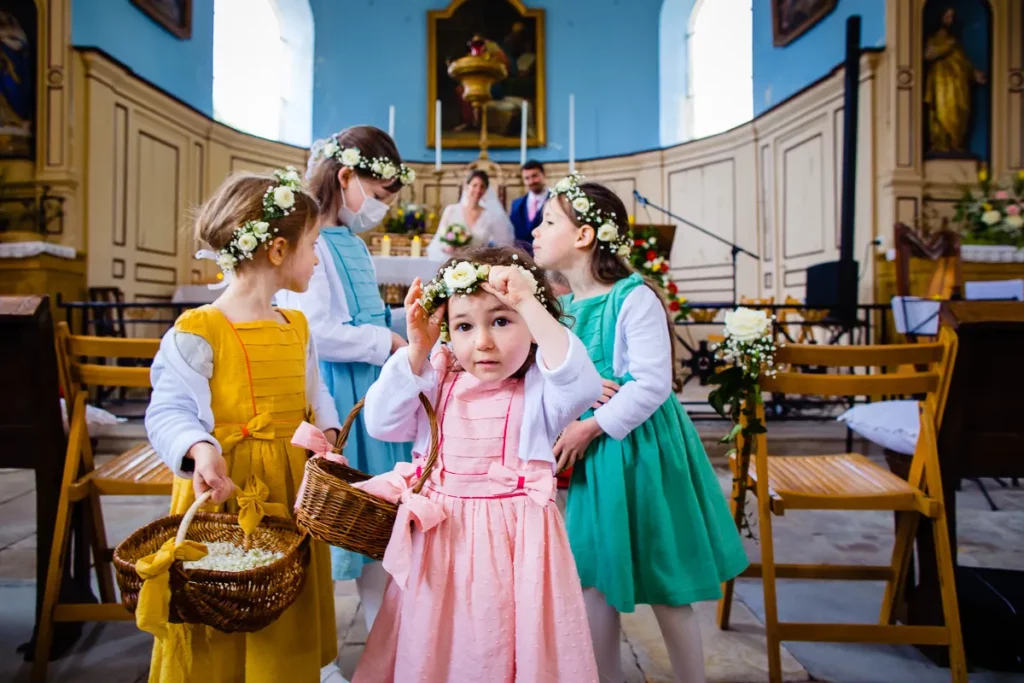 Les demoiselles d'honneur ont des robes de couleurs à l'entrée de l'église.