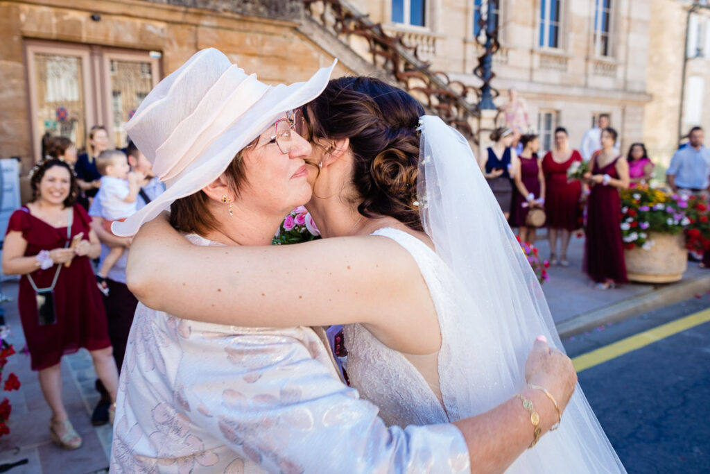 La mariée retrouve sa maire devant la Mairie de Langres.