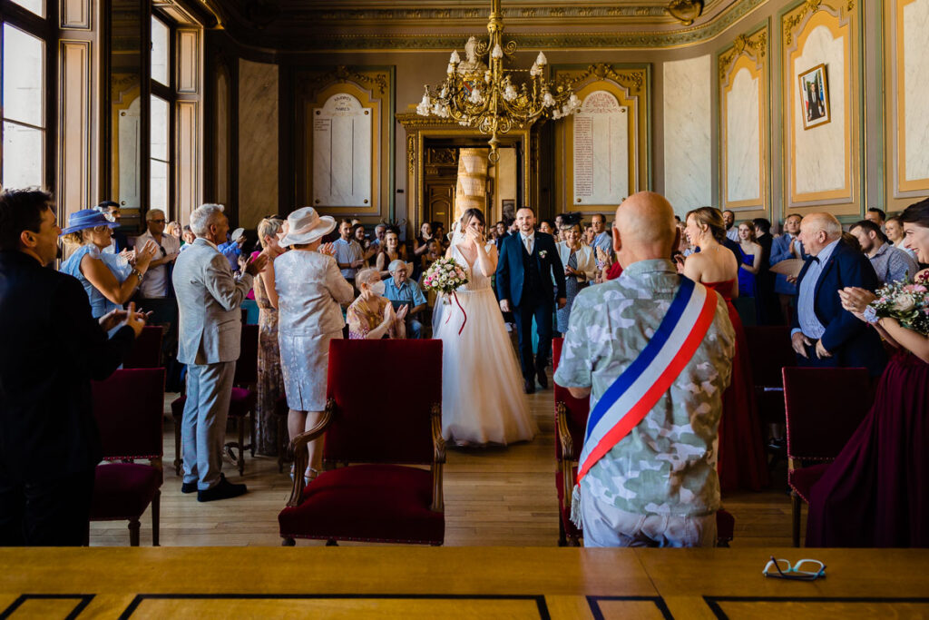 Les mariés entrent dans la mairie de Langres.