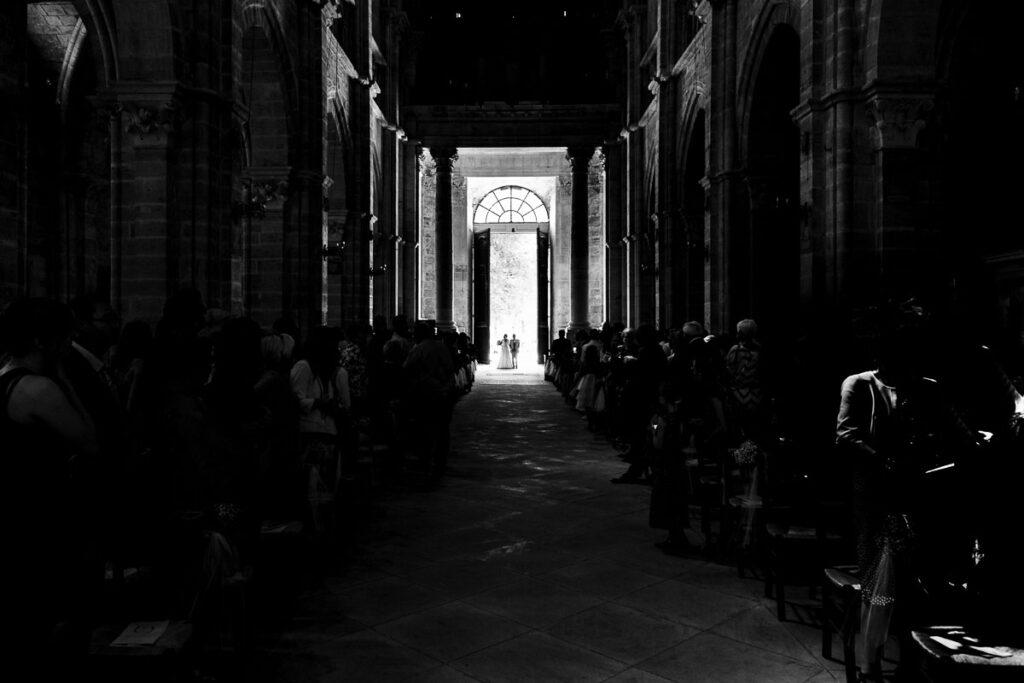 La mariée entre au bras de son père dans la Cathédrale de Langres