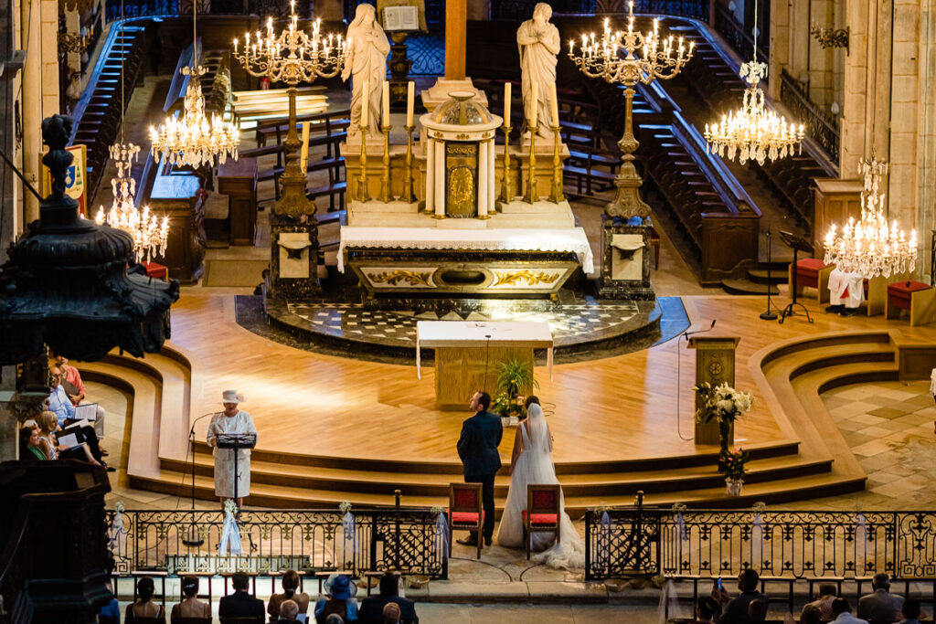 Les mariés vus d'en haut dans la Cathédrale de Langres.