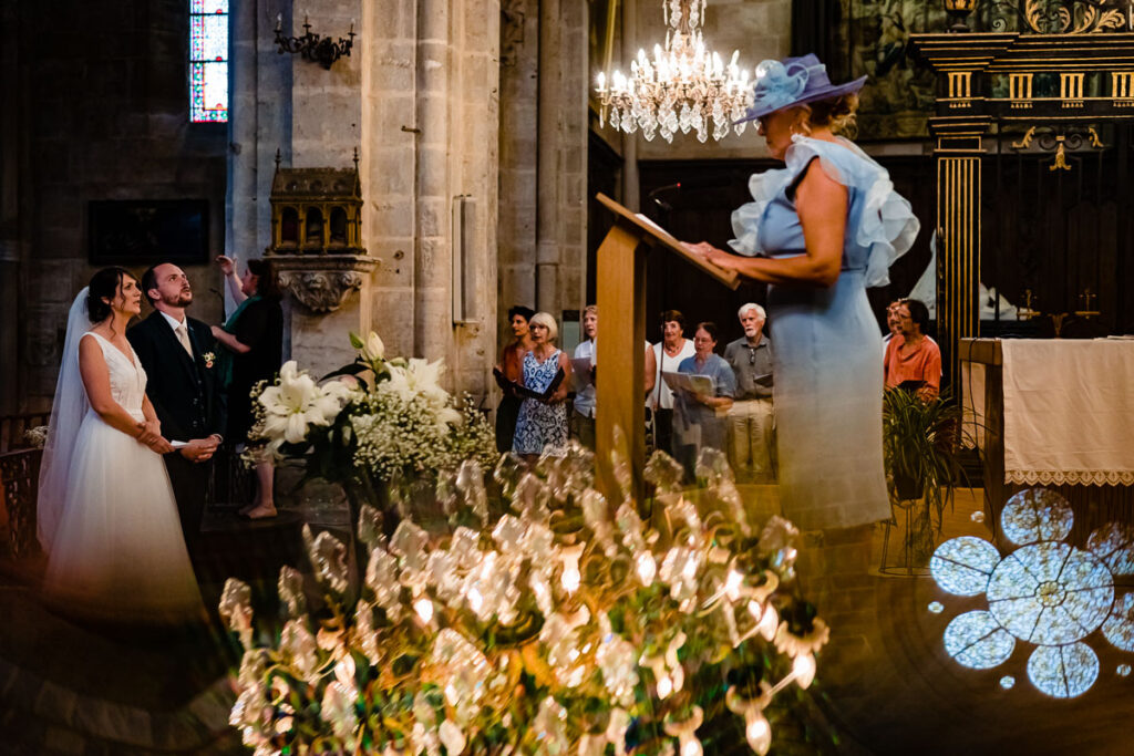 La mère du marié lit un texte dans la Cathédrale de Langres.