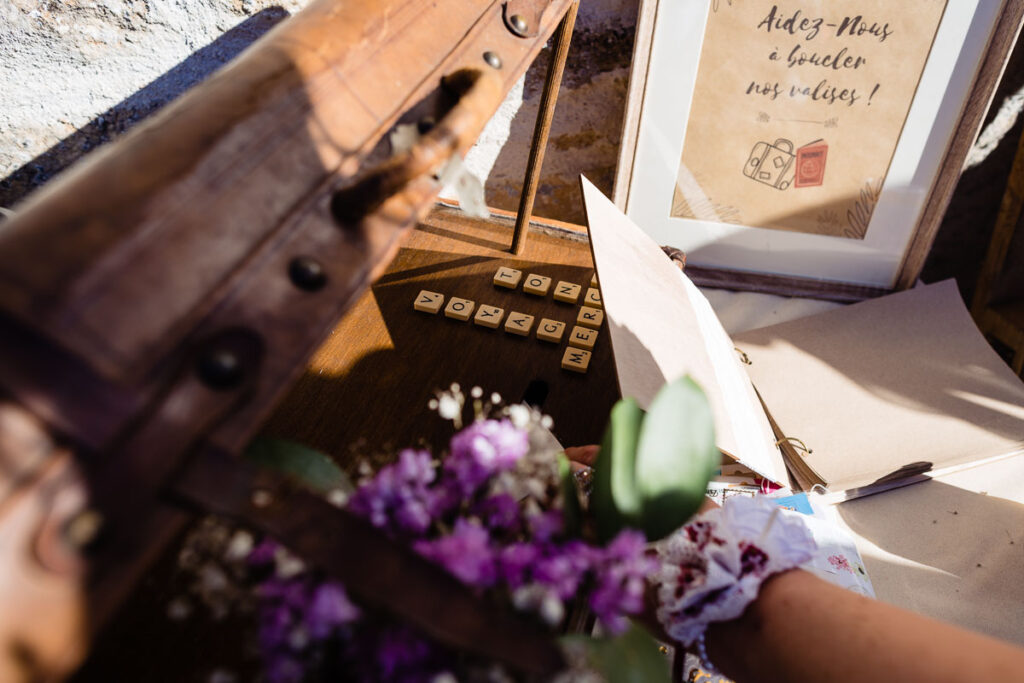 La décoration des mariés au Moulin de la Fleuristerie.