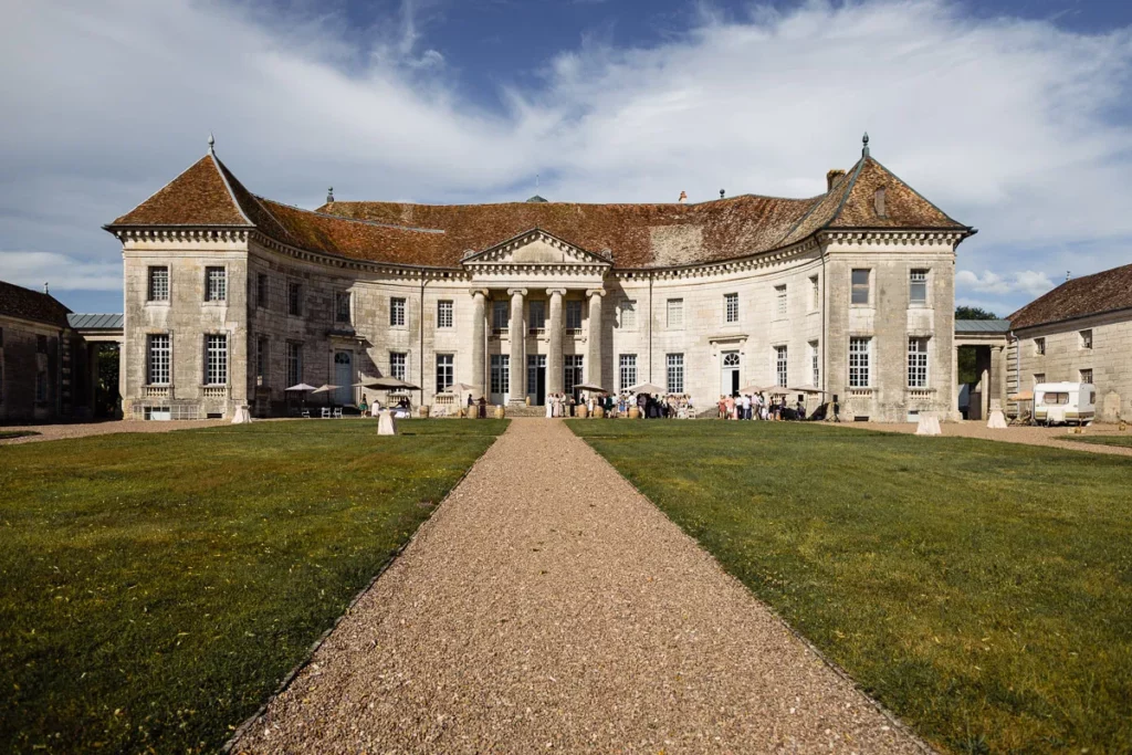 Un grand manoir avec un chemin qui y mène.