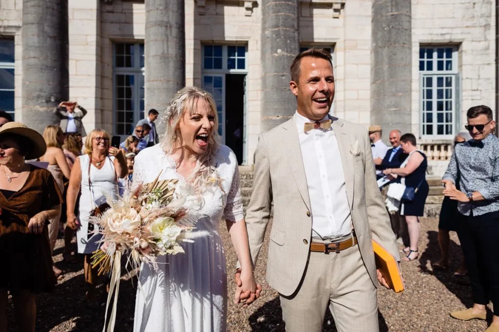 Des mariés marchant dans l'allée lors d'un mariage.