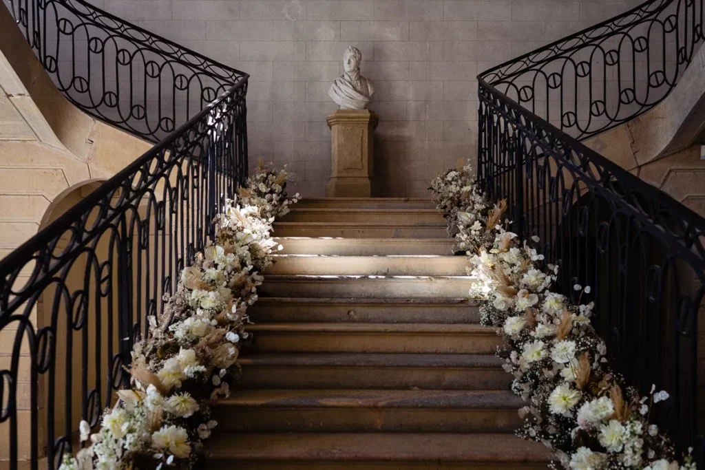 Un escalier fleuri y mène.