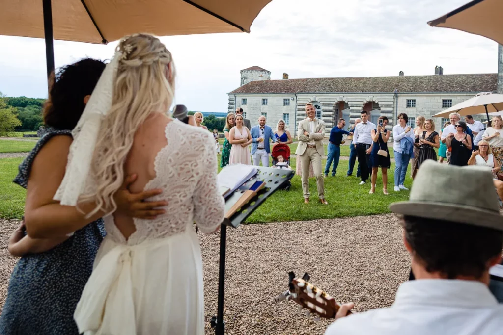 Une cérémonie de mariage dans un jardin avec les mariés.