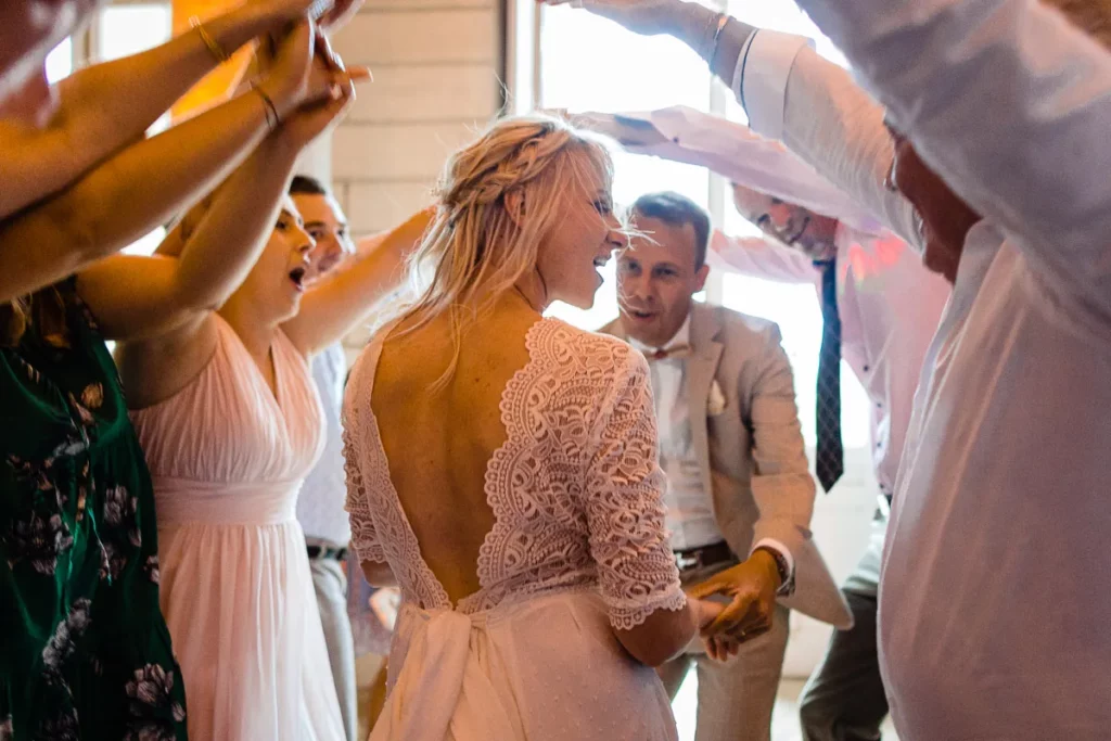 Des mariés dansant avec leurs amis lors d'un mariage.