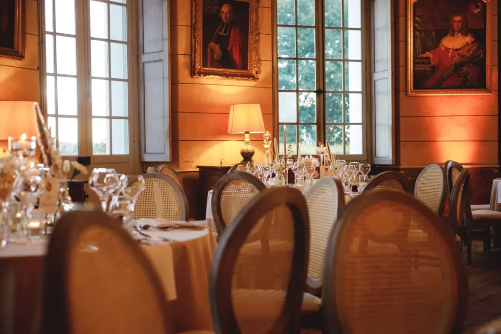 Une réception de mariage organisée dans une grande salle.