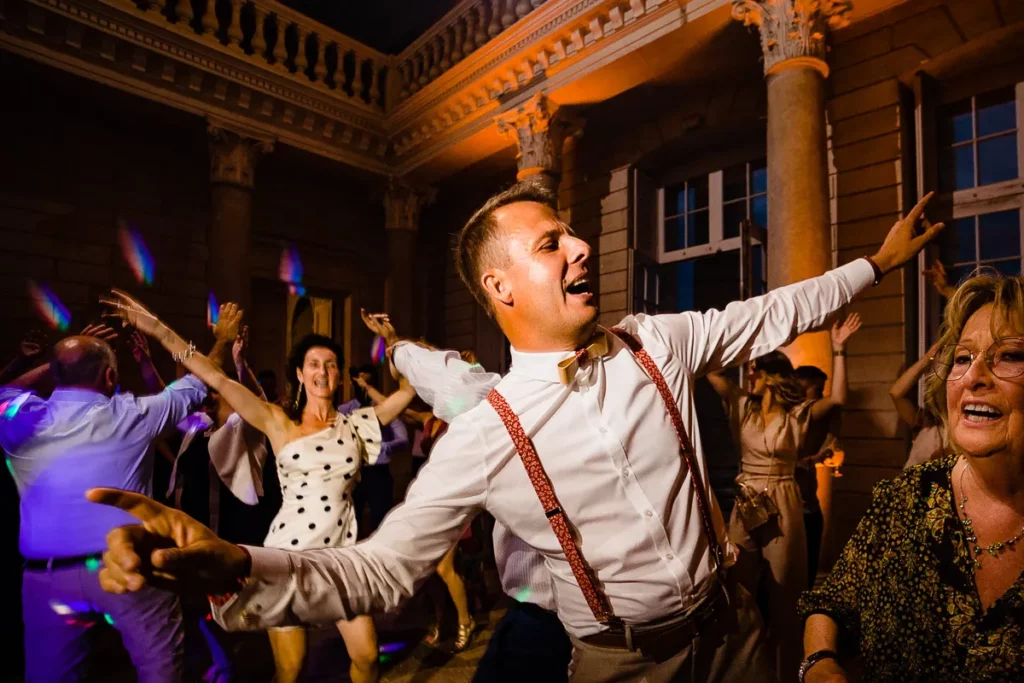 Un groupe de personnes dansant sur la piste de danse lors d’un mariage.