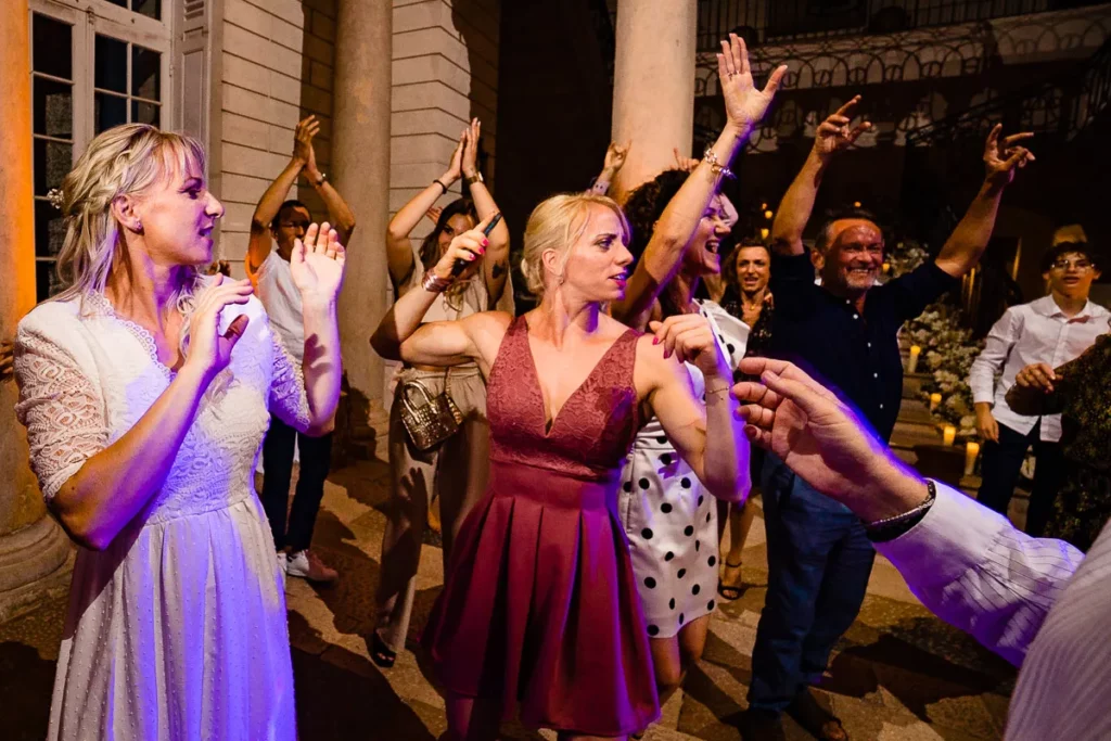 Un groupe de personnes dansant lors d’une réception de mariage.