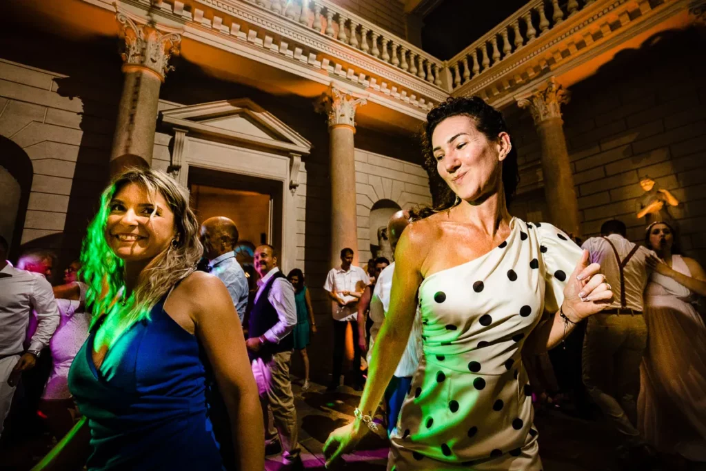 Deux femmes dansant sur la piste de danse lors d’un mariage.