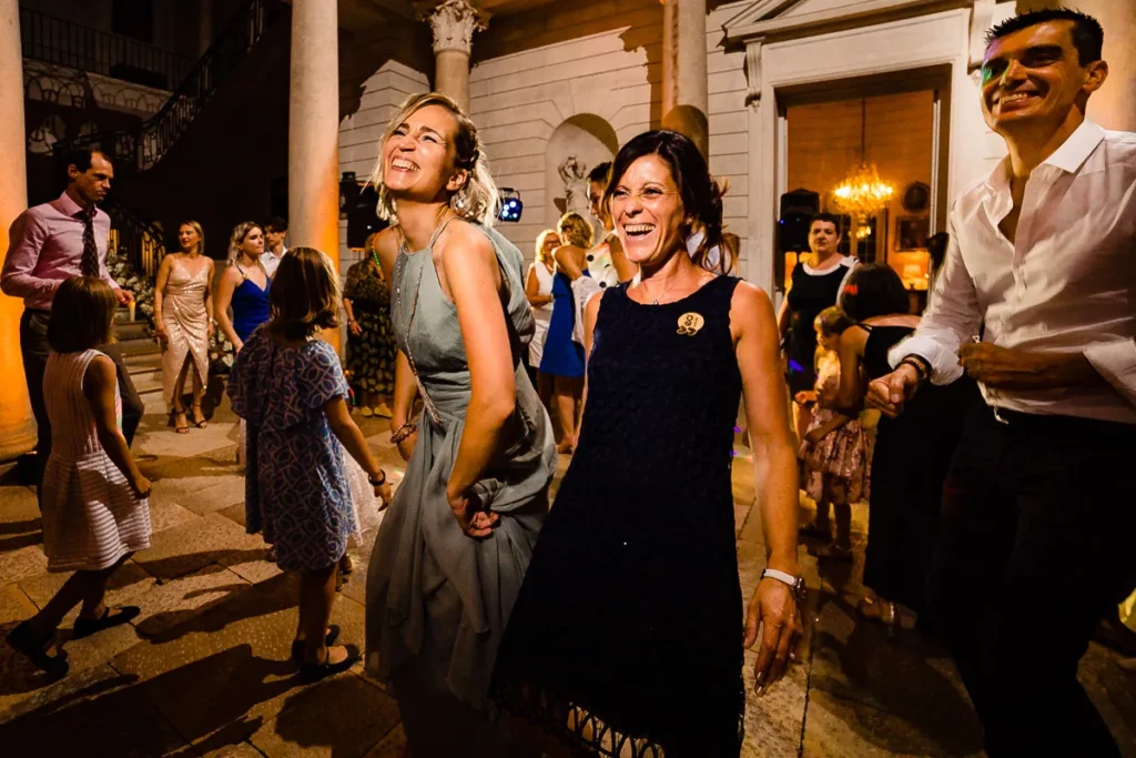 Un groupe de personnes dansant sur la piste de danse lors d’un mariage.