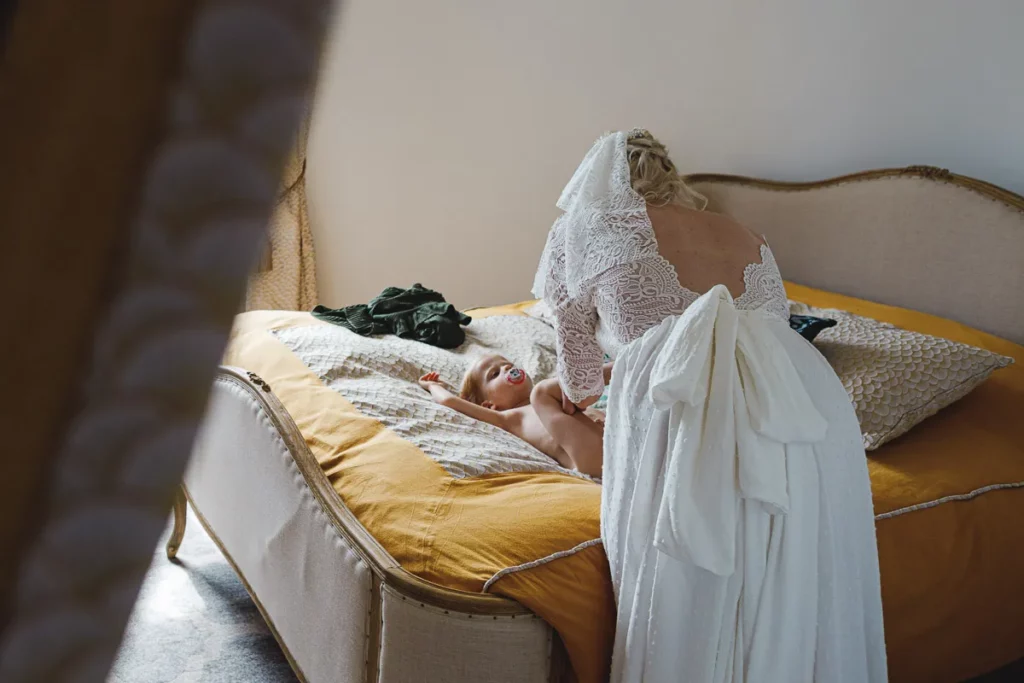 Une femme en robe de mariée allongée sur un lit.