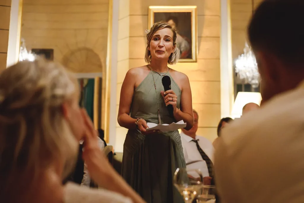 Une femme prononçant un discours lors d'un mariage.