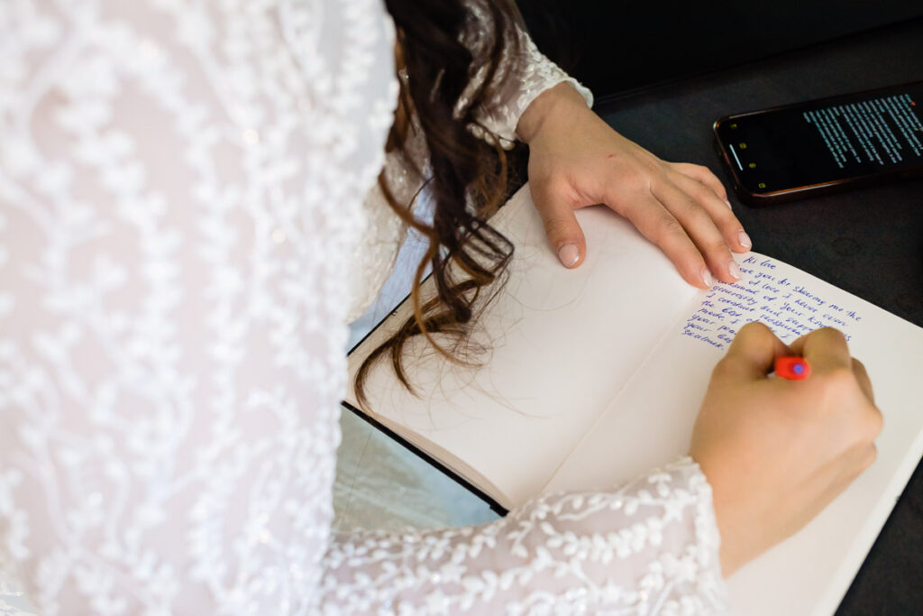 Une femme écrivant dans un cahier.