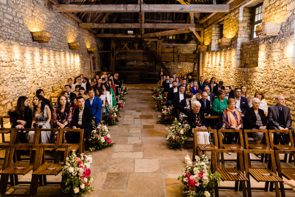 Une cérémonie de mariage dans une grange en pierre.