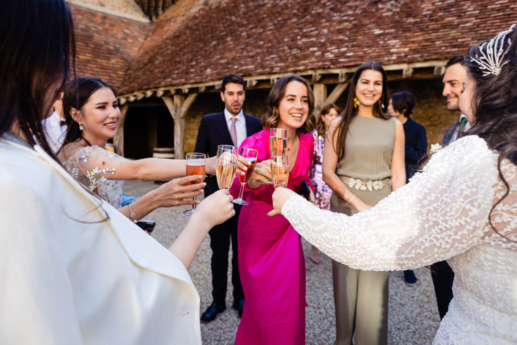 Un groupe de mariés portant un toast lors d'un mariage.