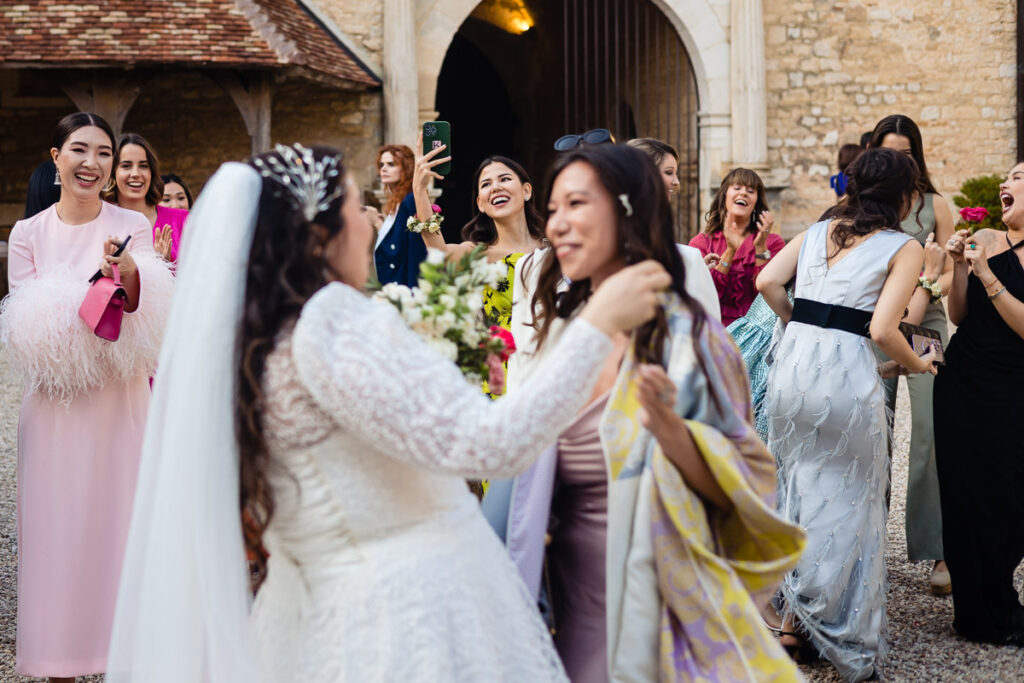 Une mariée et ses demoiselles d'honneur passent un bon moment lors d'un mariage.