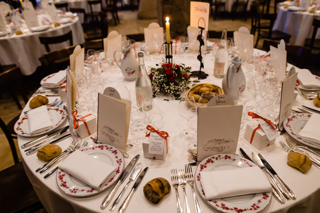 Une table dressée pour un dîner formel.