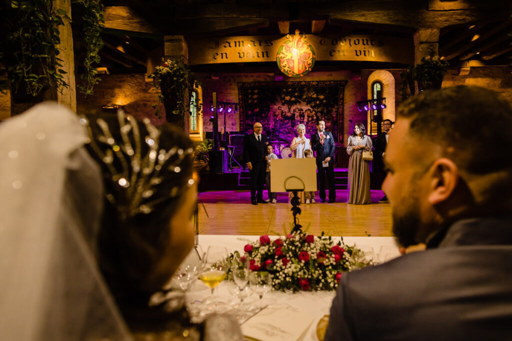 Des mariés se regardent lors d'une réception de mariage.