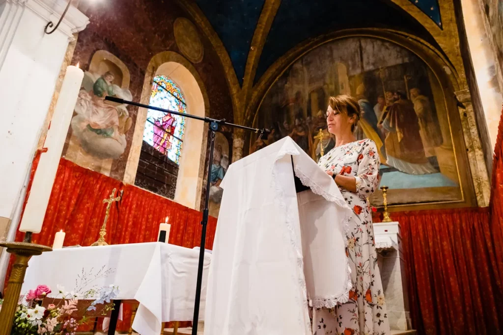 Une femme debout sur un podium dans une église.