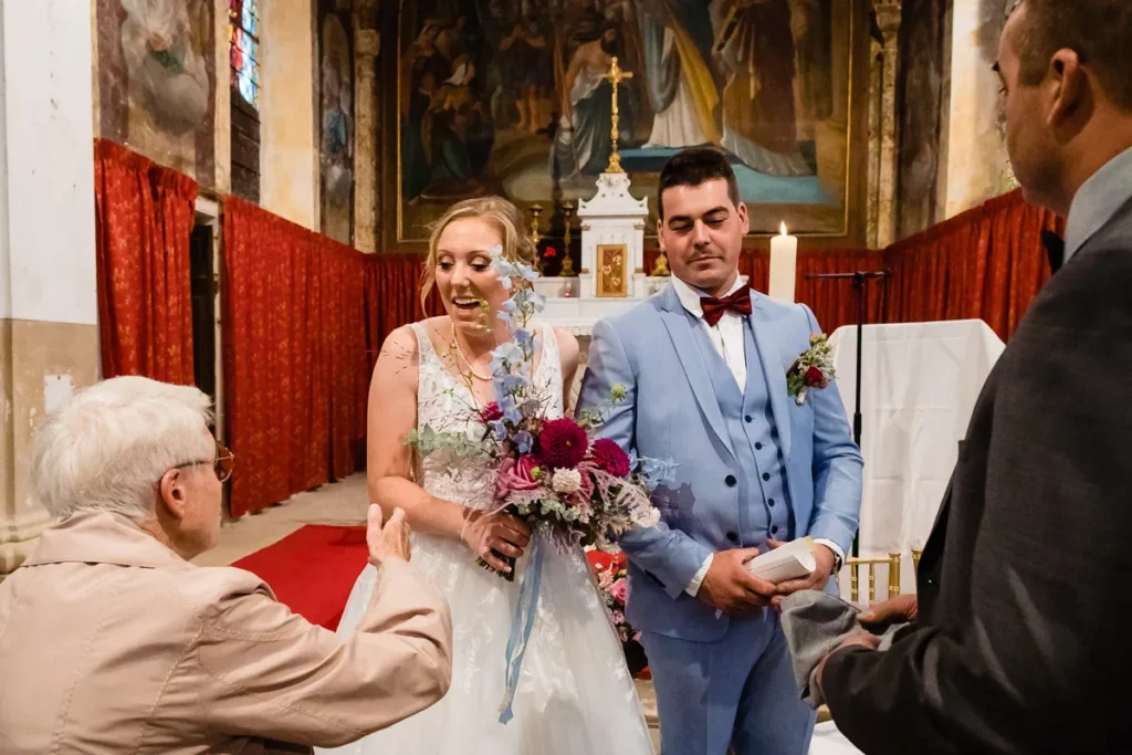 Des mariés se marient dans une église.