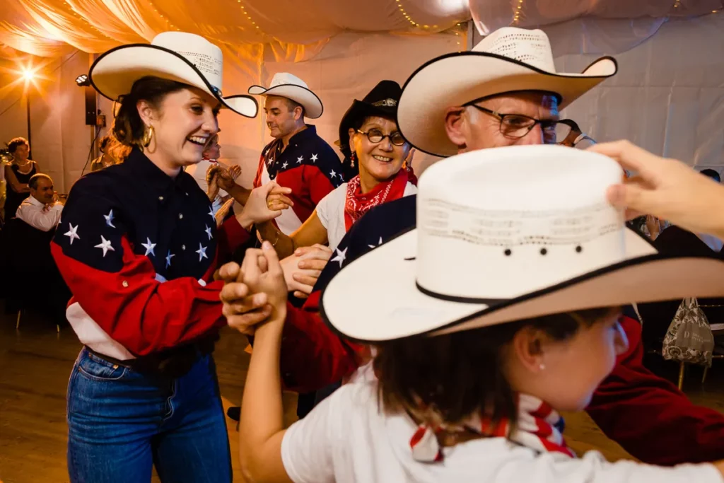 Un groupe de personnes dansant avec des chapeaux de cowboy.