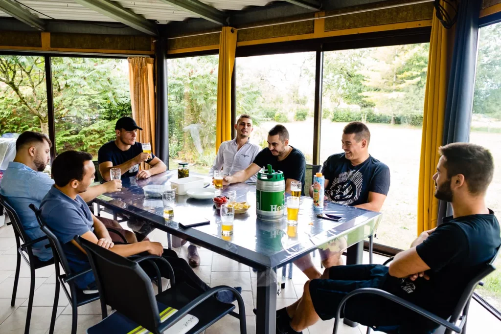 Un groupe de personnes assises autour d’une table.