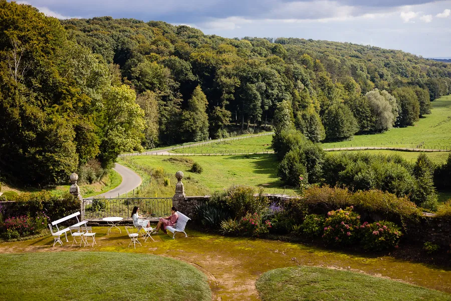 Une vue sur un jardin avec une table et des chaises.