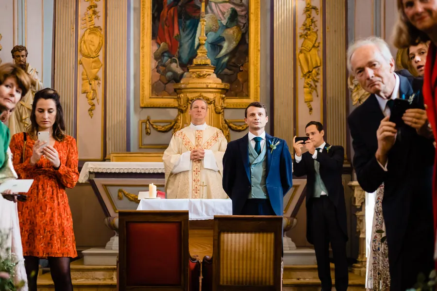 Un groupe de personnes debout devant une église.