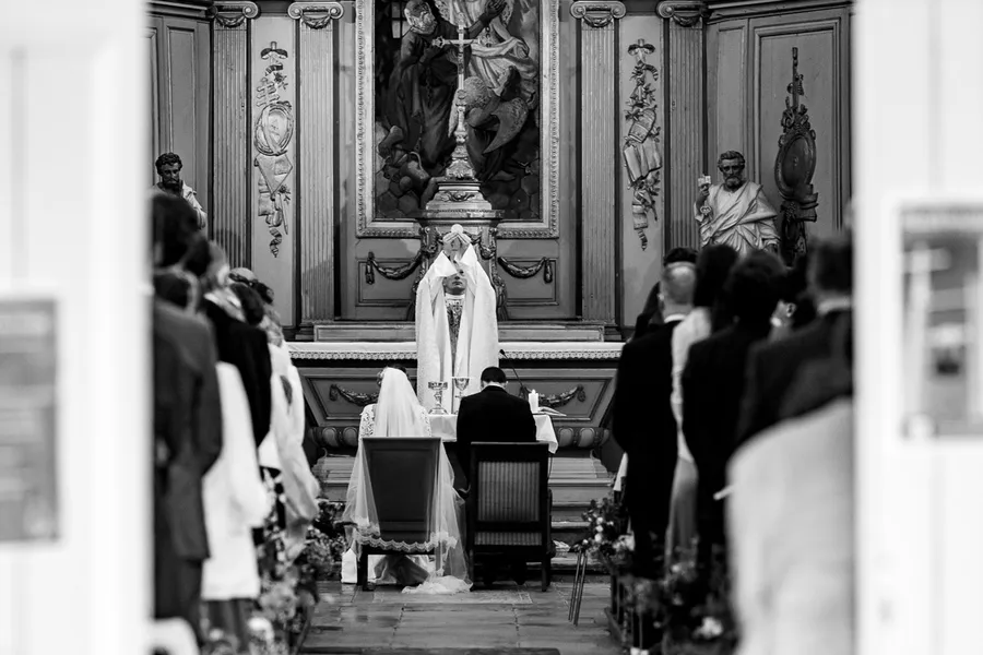 Une photo en noir et blanc d'une cérémonie de mariage.