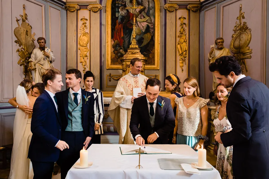 Un groupe de personnes debout autour d’une table dans une église.