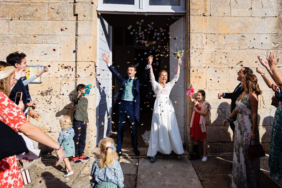 Des confettis sont lancés lors d'une fête de mariage.