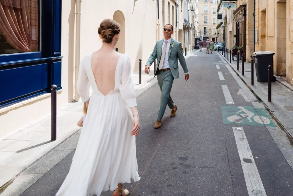 Des mariés marchant dans une rue de Paris.